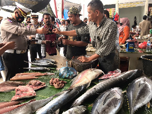 Dirlantas Polda Aceh Bagi 1000 Masker Kepada Pedagang Pasar Al Mahirah