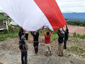 Masyarakat Kibarkan Bendera Merah Putih di Gunung Burni Telong