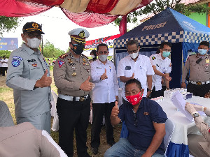 Nelayan Kampoeng Jaya Divaksin dan Dapat Sembako