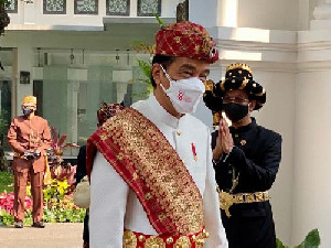 Pakai Baju Adat Lampung, Jokowi Pimpin Upacara HUT ke-76 RI