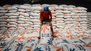 Bulog Salurkan Beras 10 Kg kepada 8,8 Juta Keluarga Melalui PT POS