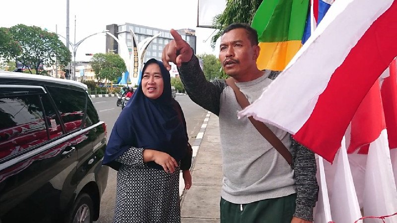 Kisah Balada, Pedagang Bendera Merah Putih Asal Bandung Berjualan di Aceh