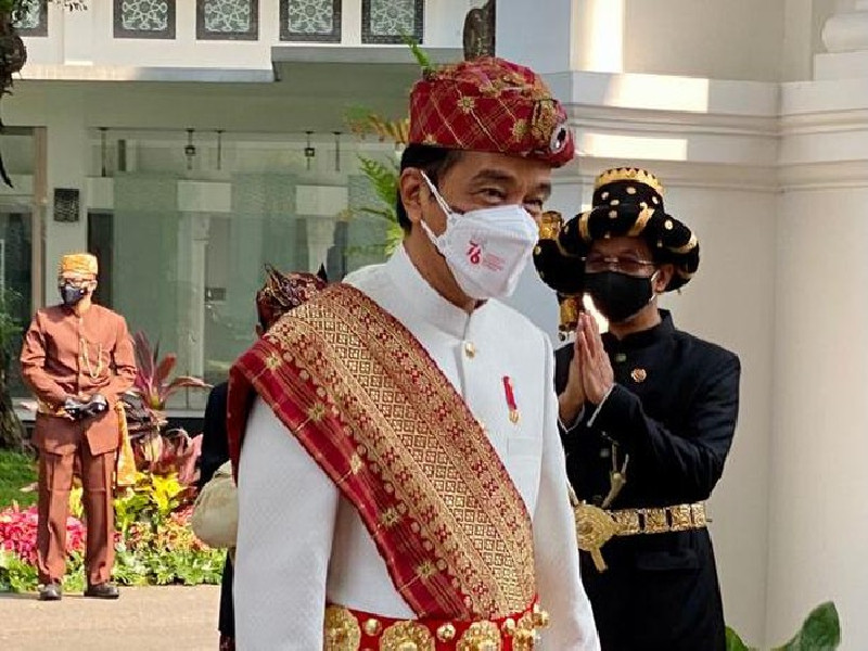 Jokowi pakai baju adat