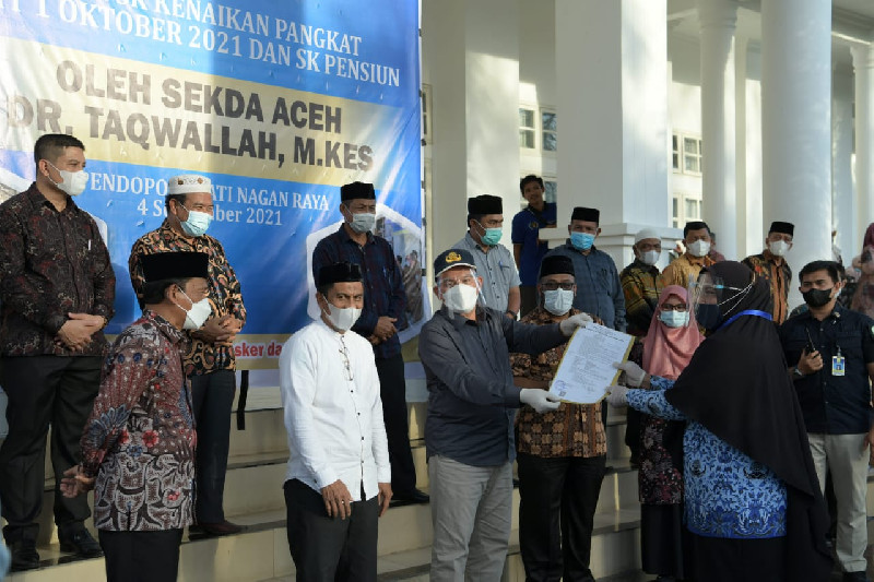 Taqwallah Antar SK Kenaikan Pangkat ASN di Nagan Raya dan Aceh Barat