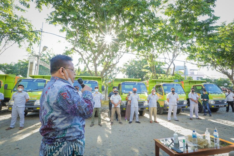 Bentuk Komitmen Kebersihan, Aminullah Serahkan 11 Unit Dump Truck ke DLHK3