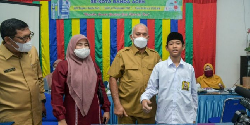 Sekda Aceh Tinjau Vaksinasi Yang di Gelar di Sekolah
