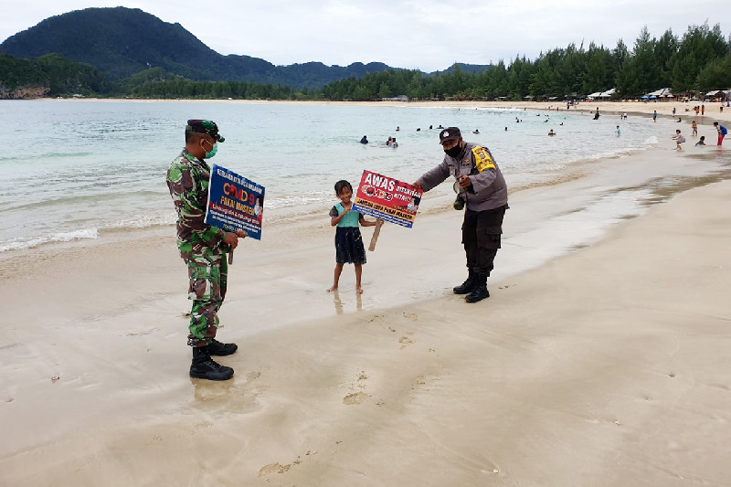 Sinergi, TNI Polri Tegakan Prokes di Lokasi Wisata
