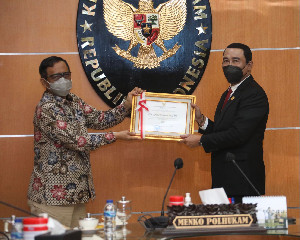 Hadi Prabowo Terima Penghargaan Penyelesaian Batas Negara dari Menko Polhukam Pada HUT BNPP