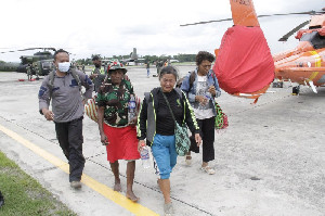 Personel TNI Evakuasi Tiga Orang Pengungsi Warga Kiwirok