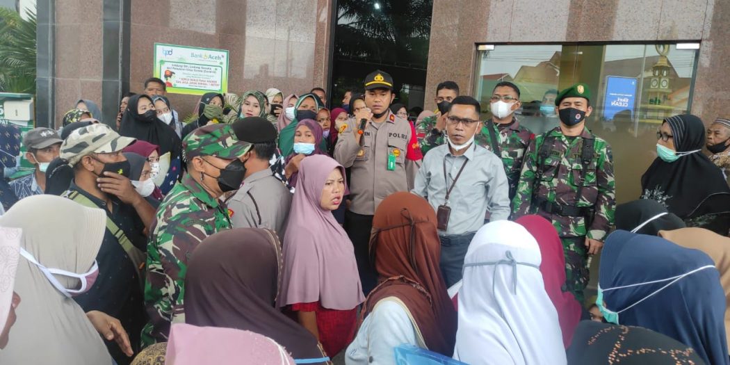 Polisi Bubarkan Kerumunan di Bank Aceh