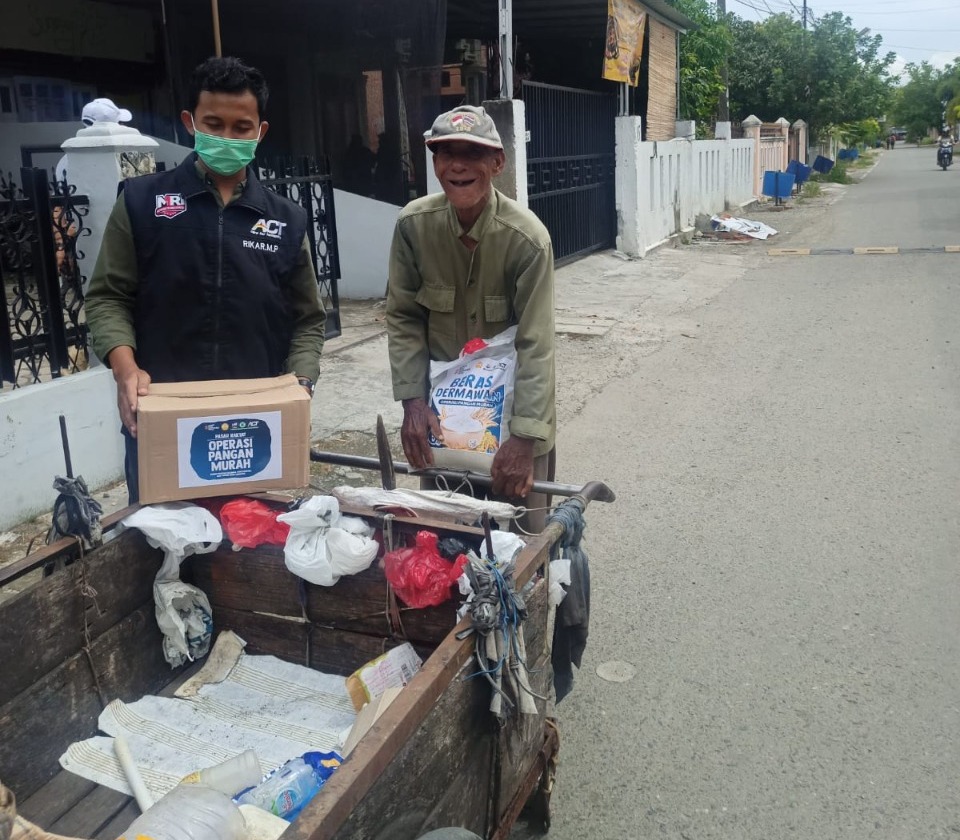 Istirahat Mengais Sampah, Kakek Mustafa Bersyukur Bawa Pulang Sembako dari  ACT Aceh