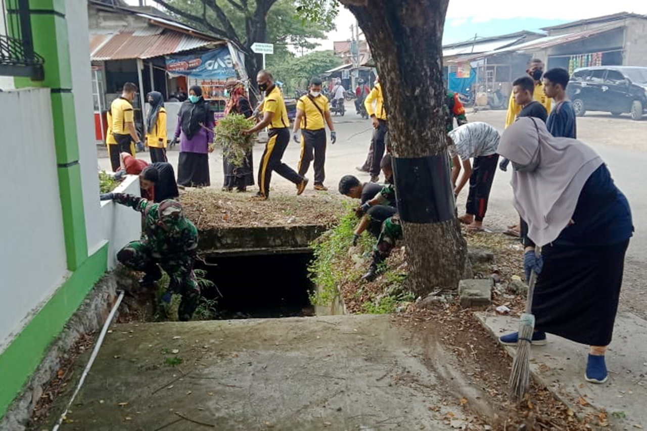 TNI Polri Bersama Masyarakat Tunjukkan Semangat Gotong Royong