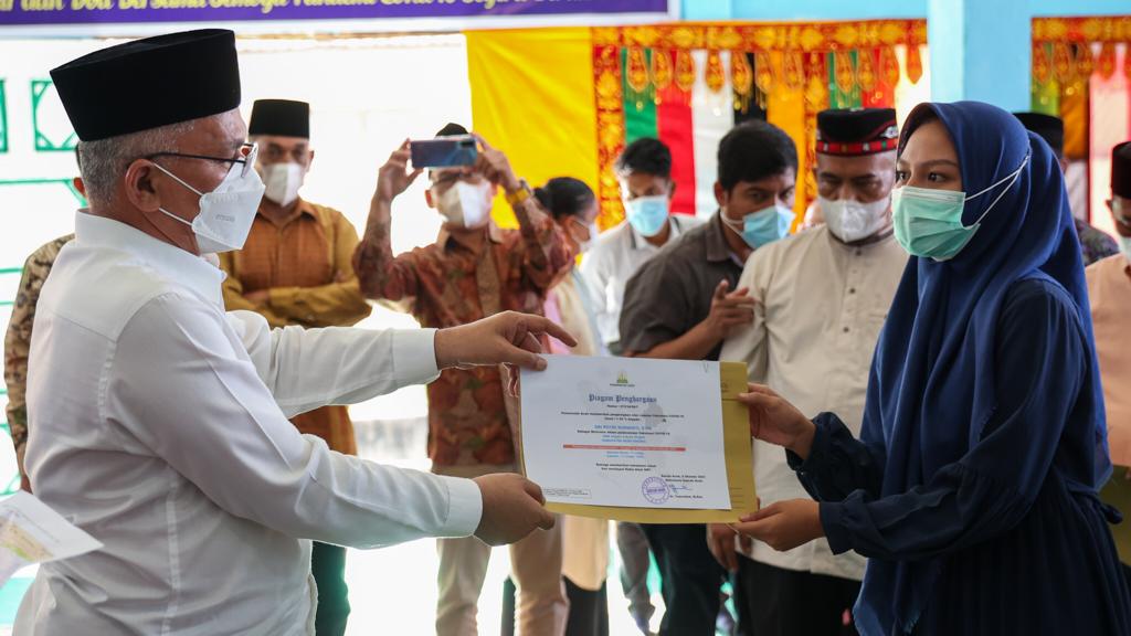 Sekda Aceh Serahkan Penghargaan Kepada Kepala Sekolah di Singkil yang Sukses Vaksin Siswa