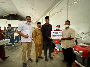 TA Khalid Serahkan Alsintan Untuk Petani di Bireuen