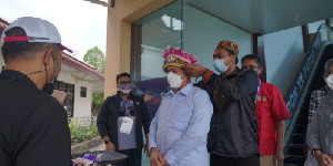 Sekda Aceh Tiba di Papua dan Disambut Dengan Topi Kehormatan