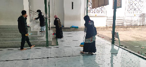 ACT Langsa dan Hipmi-PT IAIN Langsa Lakukan Baksos di Masjid Darulfalah