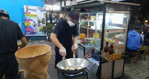 Eks Pegawai KPK Jualan Nasgor Sampai Jadi Kuli Bangunan, Ini Kata Netizen