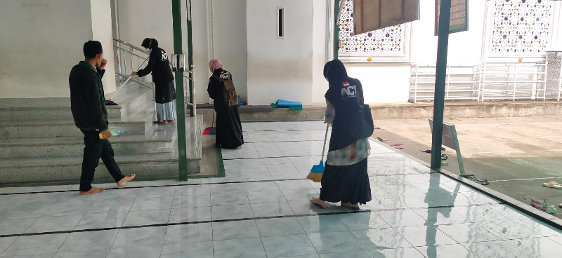 ACT Langsa dan Hipmi-PT IAIN Langsa Lakukan Baksos di Masjid Darulfalah
