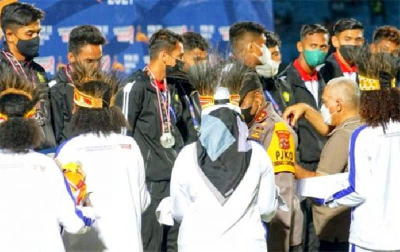 Sekda Aceh Kalungkan Medali Perak untuk Skuad Sepakbola Aceh
