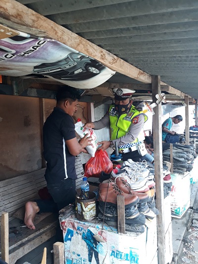 Giliran Penjual  Sirih dan Sol Sepatu Dapat Sembako Dirlantas Polda Aceh