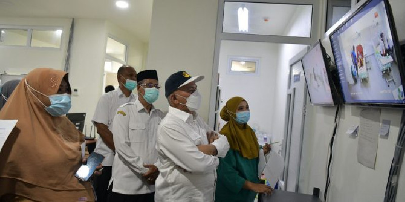 Tinjau Ruang Rawatan Pinere RSUDZA, Sekda Aceh Beri Semangat Kepada Petugas Kesehatan