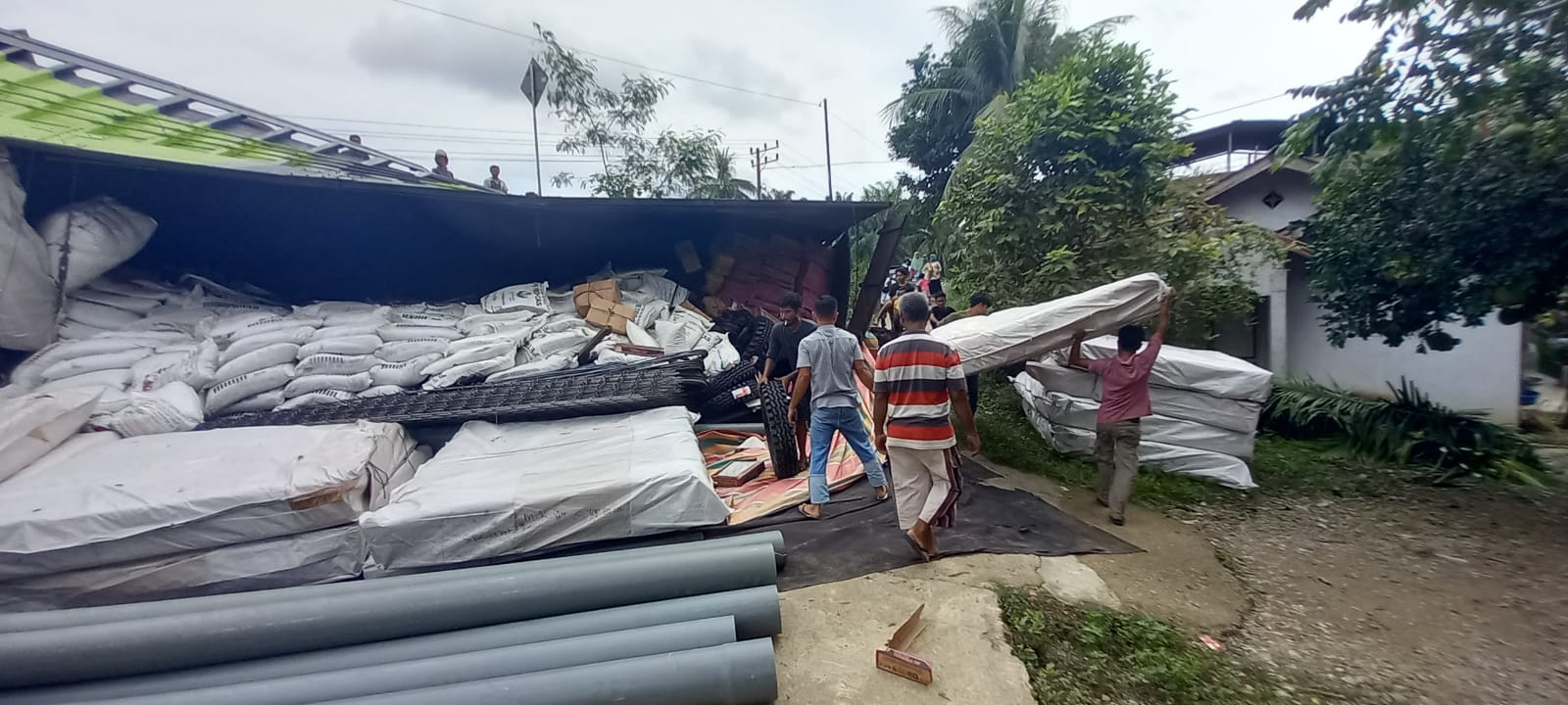 Gak Kuat Naik Tanjakan Bukit Seumadam, Dua Truk Terbalik di Aceh Tamiang