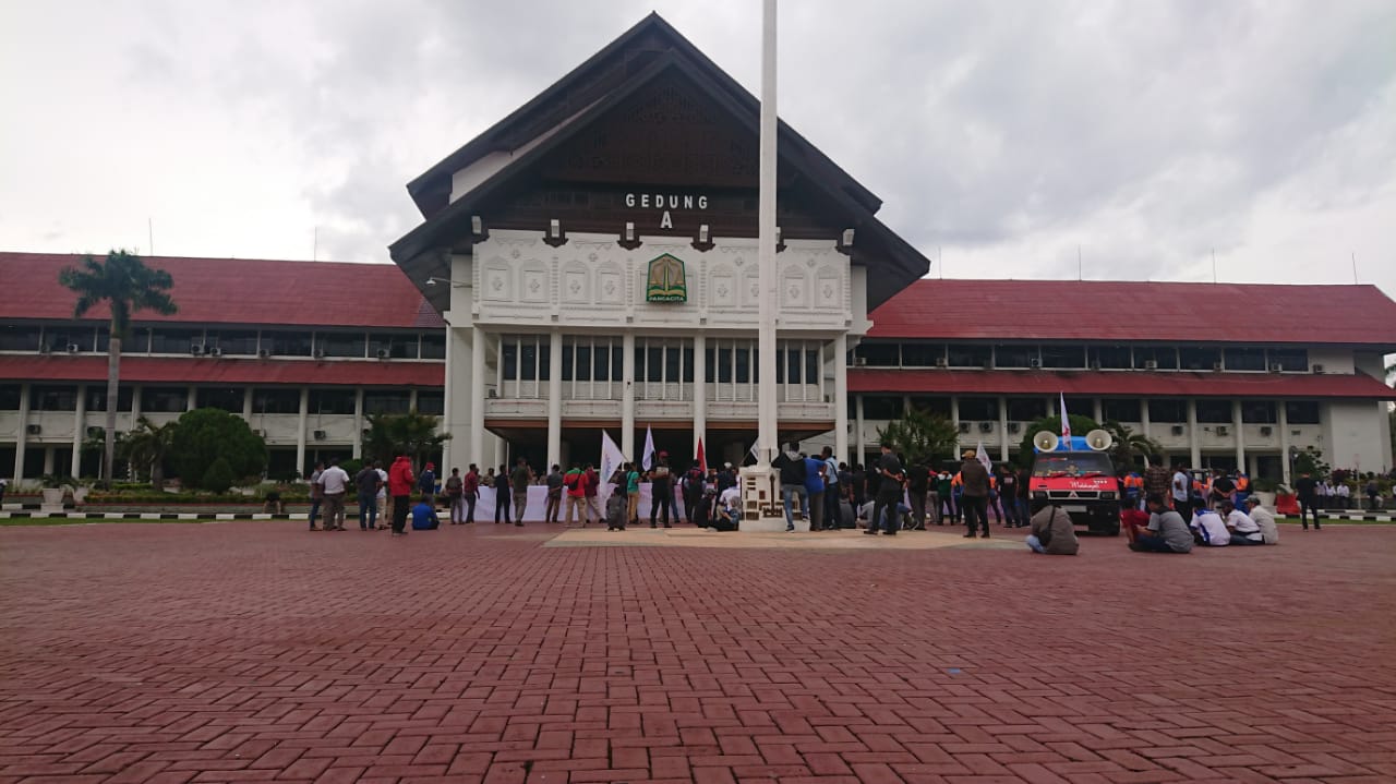 Puluhan Buruh Demo di Kantor Gubernur Aceh Tuntut Percepatan Revisi Qanun Ketenagakerjaan