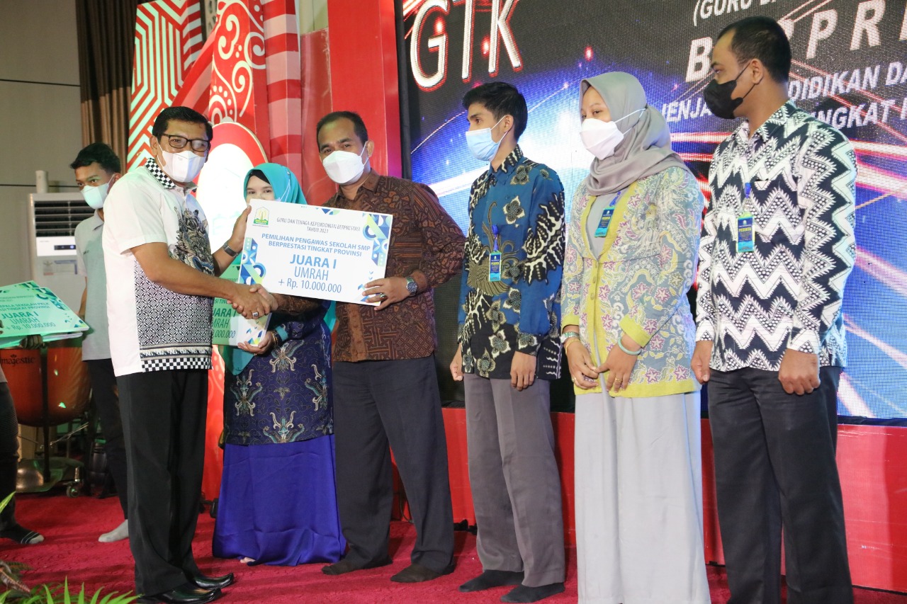 Disdik Aceh Umrahkan Guru dan Tendik Berprestasi