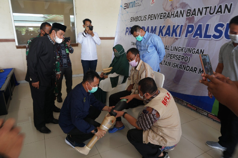 TNI AU dan BFLF Serah Bantuan Kaki Prostetik Bagi Penyandang Difabel
