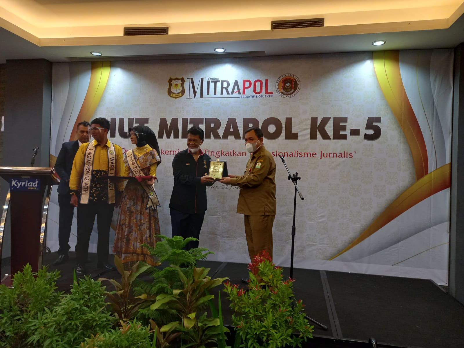 Media Mitrapol Anugerahkan Penghargaan Pemimpin Inovatif Berwawasan Maju Kepada Gubernur Aceh