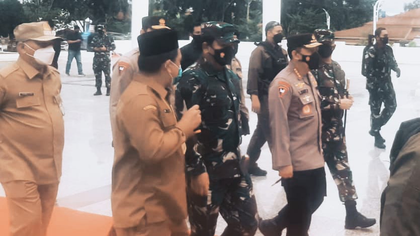 Tiba di Banda Aceh, Panglima TNI dan Kapolri Langsung Tinjau Vaksinasi