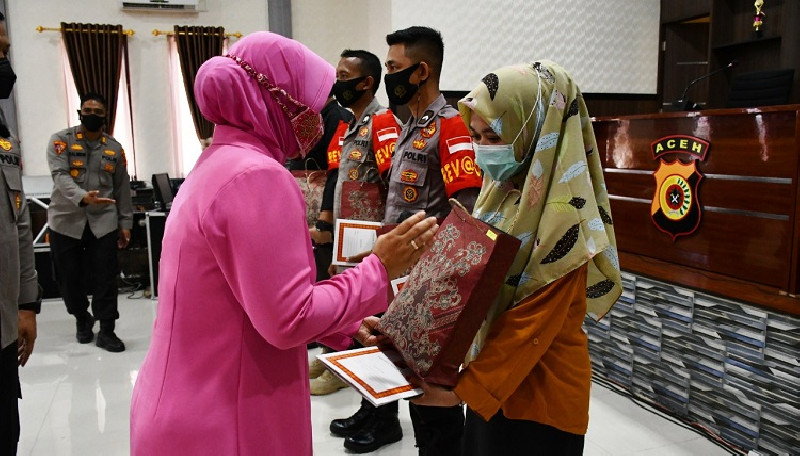 Enam Nakes Terima Penghargaan dari Kapolres Aceh Timur