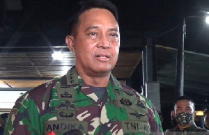 Andika Jenguk Anggota TNI Yang Tertembak di KKB