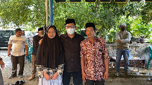 Kadisdik Aceh Takziah ke Rumah Almarhumah Fitriani Guru Korban Pembunuhan di Aceh Barat