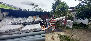 Gak Kuat Naik Tanjakan Bukit Seumadam, Dua Truk Terbalik di Aceh Tamiang