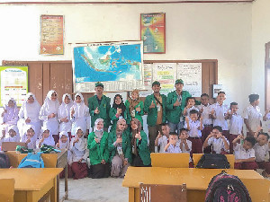 Mahasiswa KKN Unimal Beri Edukasi Rambu Lalulintas di SDN 11 Dewantara