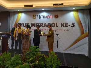 Media Mitrapol Anugerahkan Penghargaan Pemimpin Inovatif Berwawasan Maju Kepada Gubernur Aceh