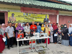 Hendra Budian Serahkan Mesin Jahit Untuk UMKM di Bener Meriah dan Aceh Tengah