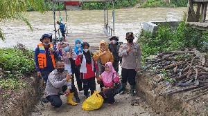 Personel Polsek di Aceh Timur Masuk Desa Pedalaman Gelar Vaksinasi