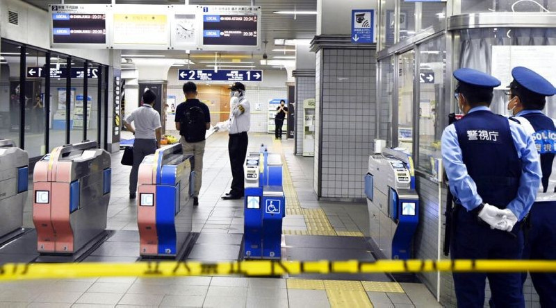 Laki-laki Tikam 17 Penumpang Kereta di Tokyo