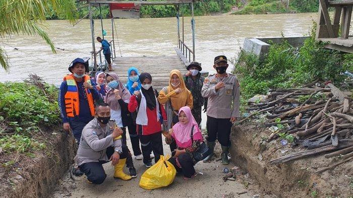 Personel Polsek di Aceh Timur Masuk Desa Pedalaman Gelar Vaksinasi