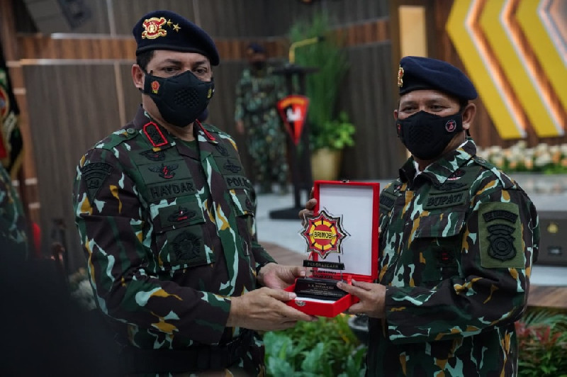 Bupati Aceh Besar Raih Penghargaan Warga Kehormatan Satbrimobda Aceh