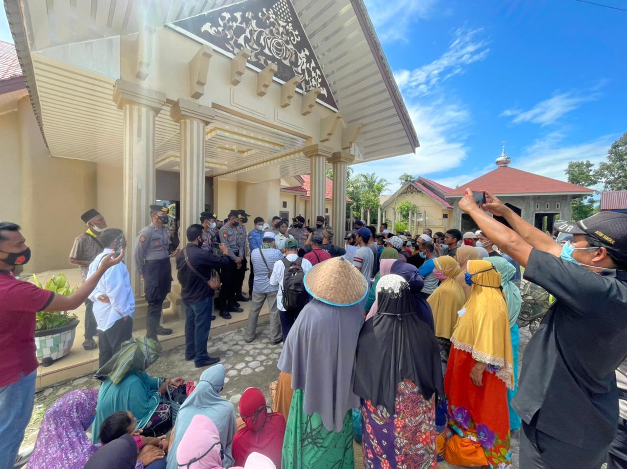 Warga Demo di Kantah Aceh Singkil Minta Pemerintah Tinjau Ulang Sertipikat HGU
