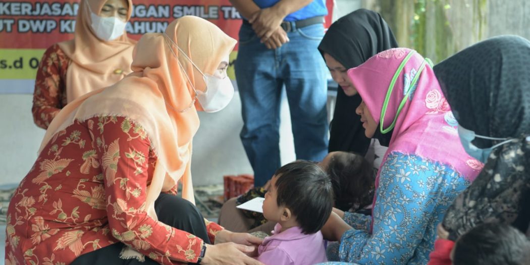 Ketua DWP Aceh Santuni Pasien Operasi Bibir Sumbing