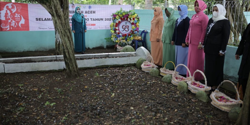 Peringati Hari Ibu, Tim Penggerak PKK Aceh Ziarah ke Makam Teungku Fakinah