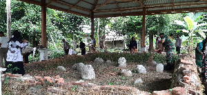 Aksi Meusaraya TNI-Polri di Makam Kuno Tgk Chiek Di Simpang