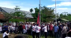 Bendera Bintang Bulan Berkibar Saat Perayaan Milad GAM di Lhokseumawe