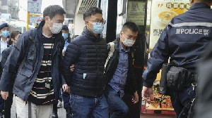 Ratusan Polisi Hong Kong Gerebek Kantor Media Prodemokrasi, 6 Orang Ditangkap