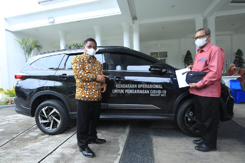 Dukung Kinerja Petugas Dinkes, Aminullah Serahkan Mobil Operasional untuk Pengawasan Covid-19