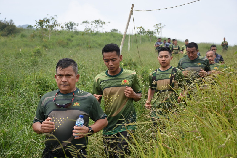 Danpussenif Didampingi Mayjen TNI A. Daniel Chardin Lari Gembira Sejauh 15 Km